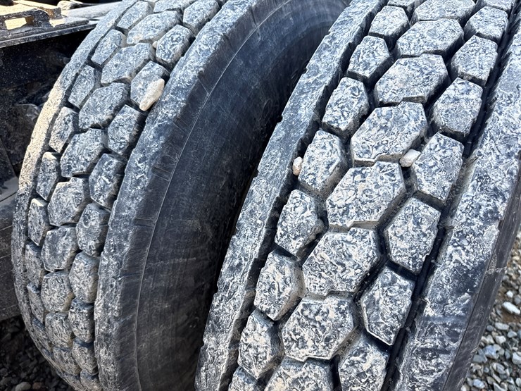 #2199-•-2020-international-a26-sleeper-cab-truck-tractor-image-95