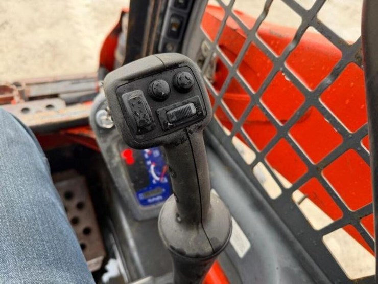 2018-kubota-ssv65-image-12