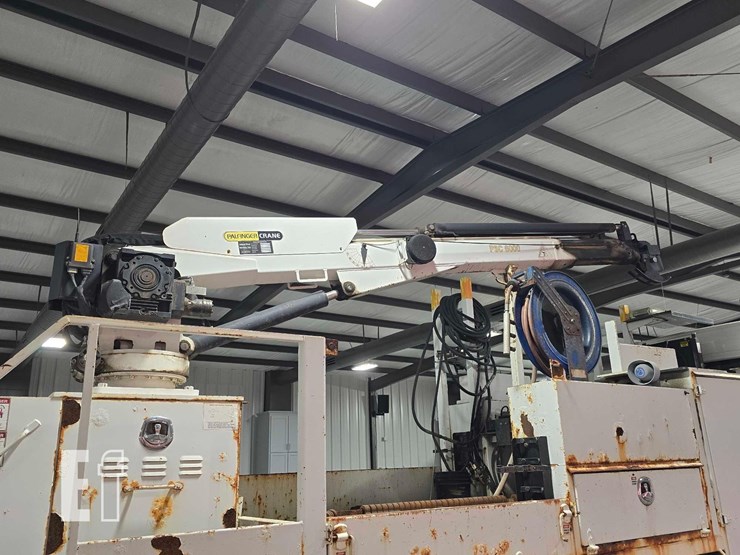 2012-freightliner-m2-106-image-9