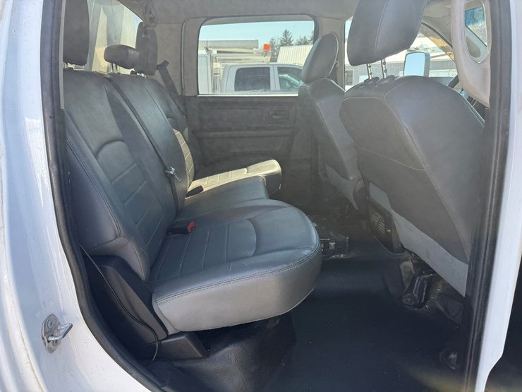 #1061-•-2016-ram-5500-heavy-duty-service-truck-image-33