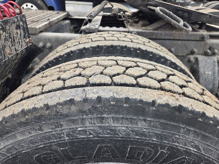 2007-peterbilt-579-image-85