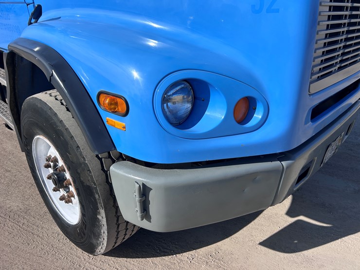 #1680-•-2003-freightliner-day-cab-truck-tractor-image-16