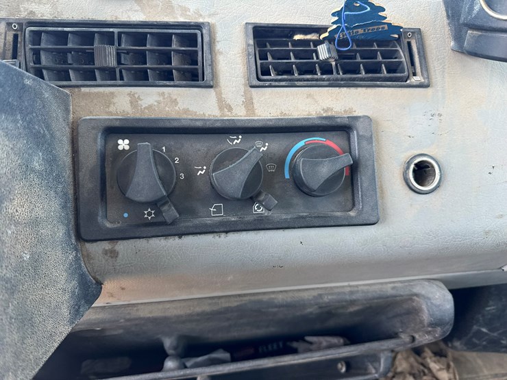 2002-freightliner-fl80-image-52