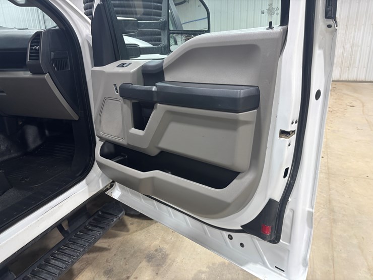 2022-ford-f550-sd-image-36