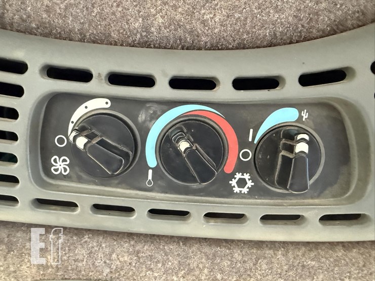 new-holland-tv140-image-42