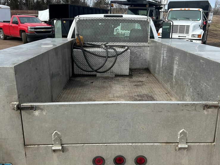 2004-chevrolet-3500-image-25