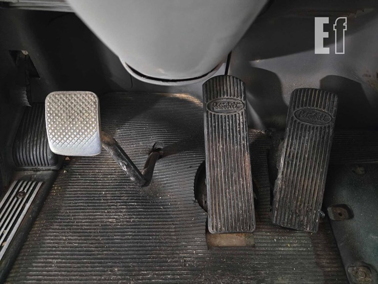 2008-peterbilt-388-image-11