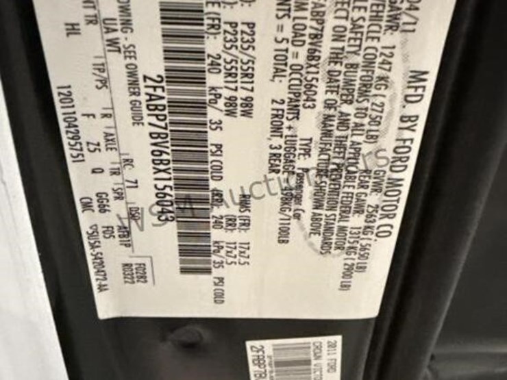 2011-ford-crown-victoria-sdn-image-16