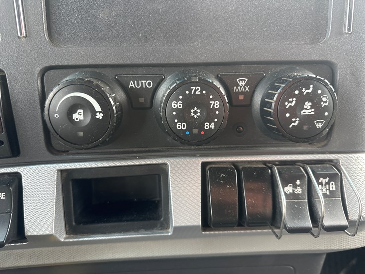 2020-kenworth-t680-image-47