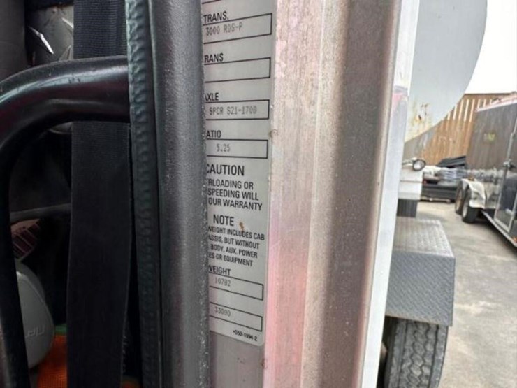 2008-peterbilt-335-image-11