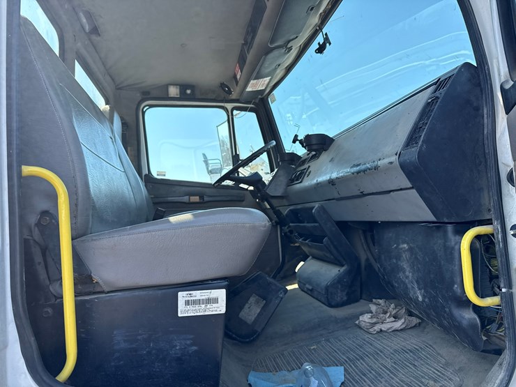 2002-freightliner-fl80-image-48