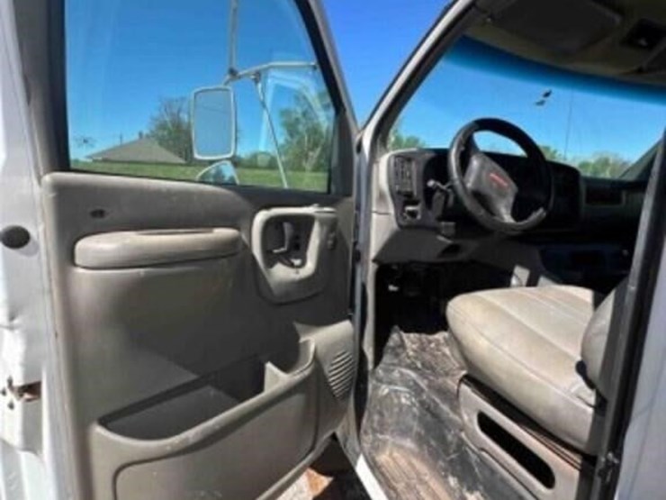 2001-gmc-3500-image-28