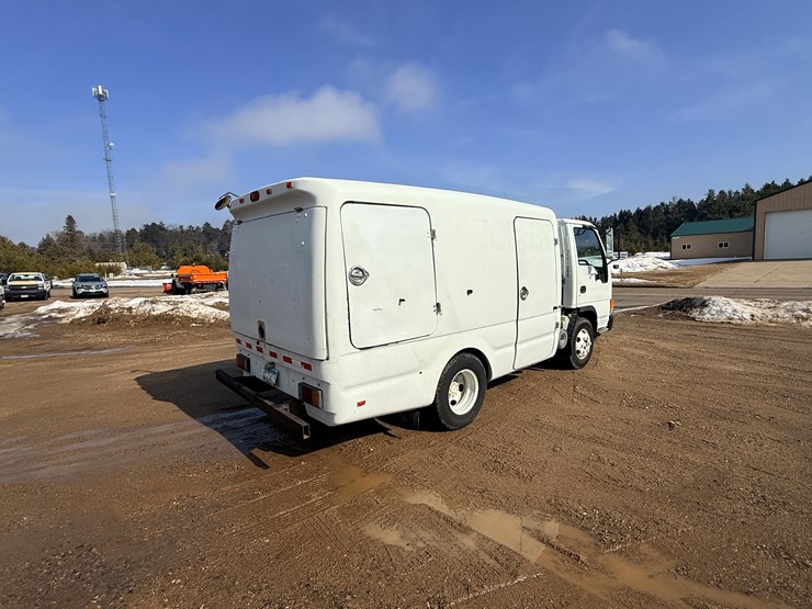 2004-isuzu-npr-image-5