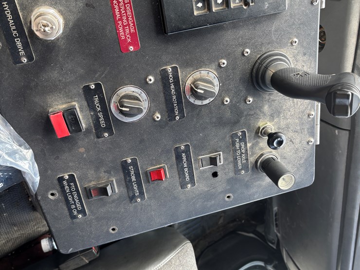 2005-gmc-t7500-image-18