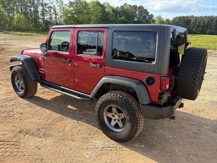 2013-jeep-wrangler-sport-image-2