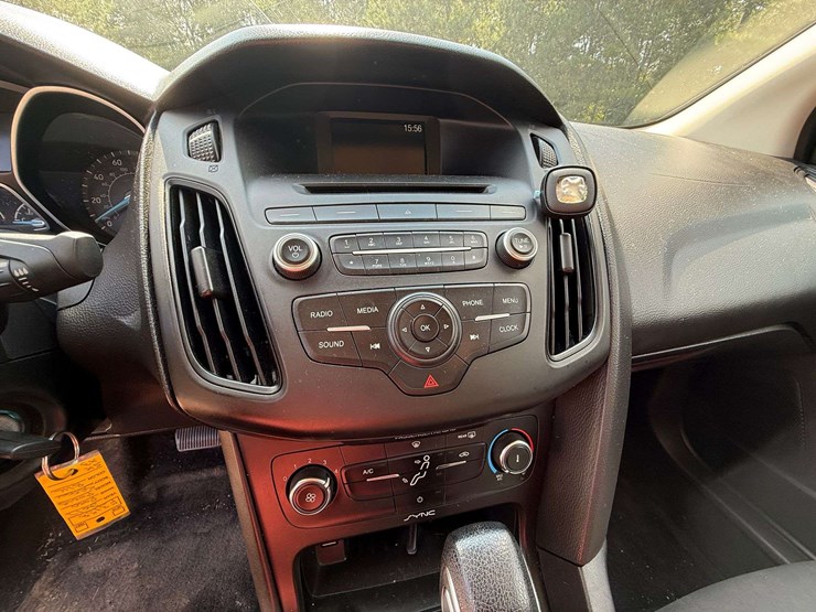 2017-ford-focus-4-door-sedan-(42,593-miles)-image-13