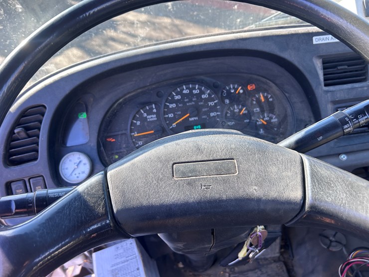 #1694-•-2004-isuzu-cab-and-chassis-image-42