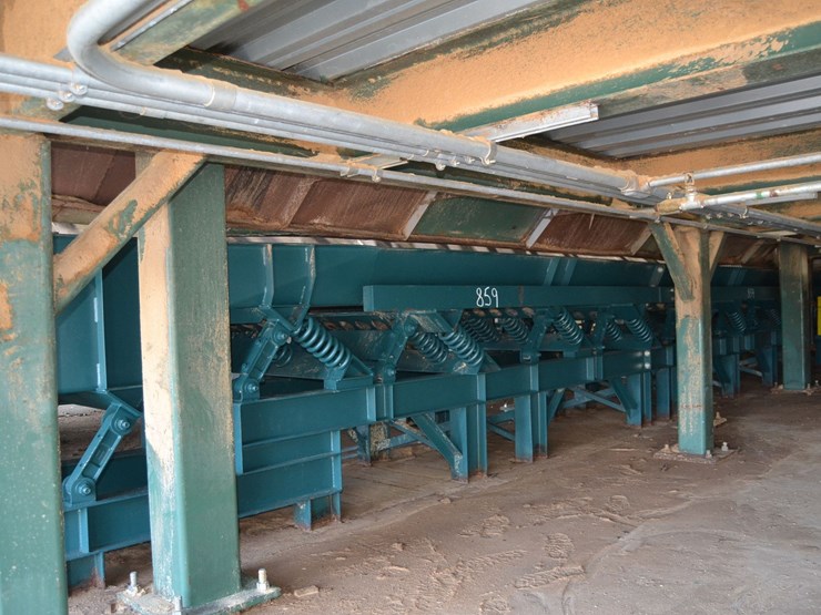 action-36"x52'-balanced-vibrating-conveyor-w/-7.5hp-drive-(located-under-trimmer)-image-1