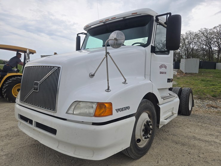 1999-volvo-vn-image-1