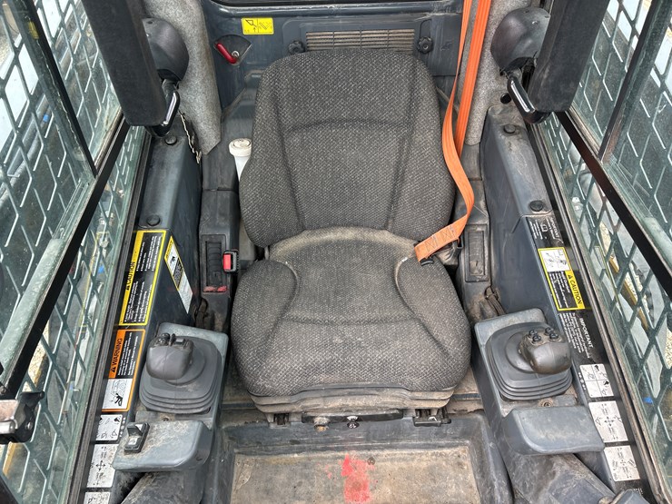 2020-deere-332g-image-41