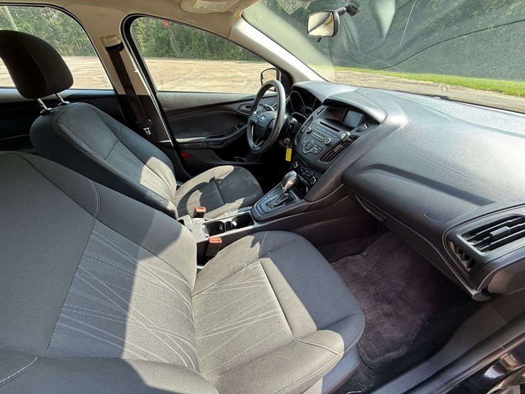2017-ford-focus-4-door-sedan-(42,593-miles)-image-14