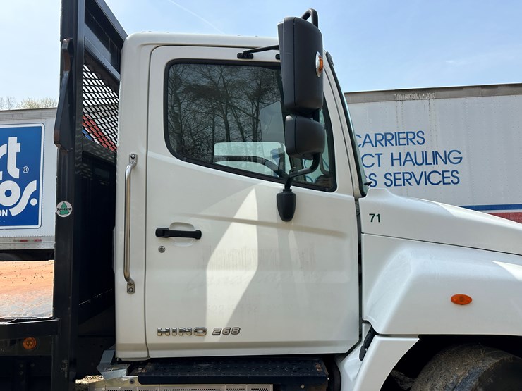 2020-hino-268-image-16