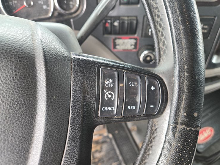 peterbilt-579-image-77