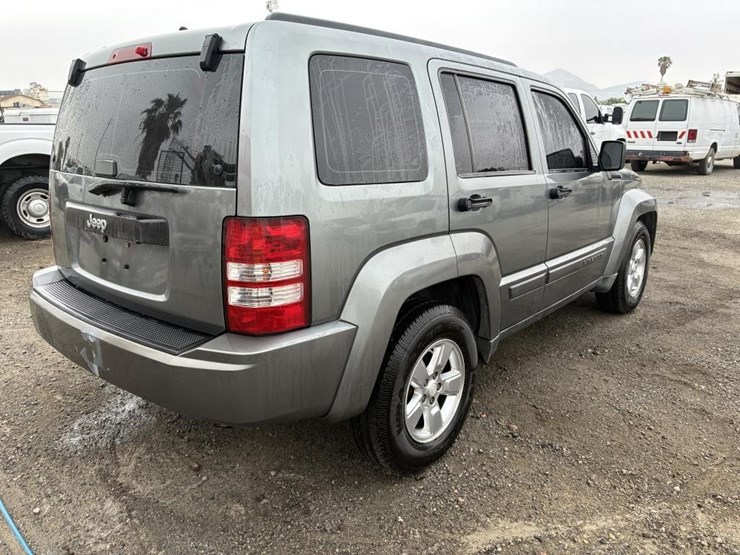 2012-jeep-liberty-image-3