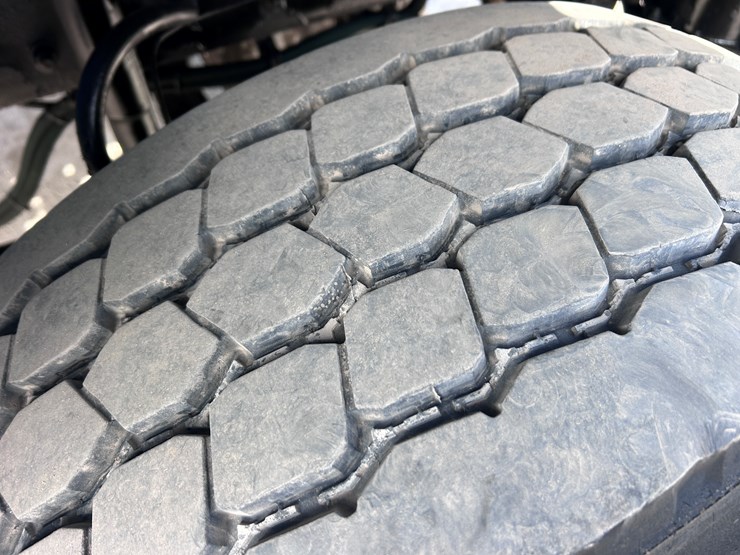 #1680-•-2003-freightliner-day-cab-truck-tractor-image-75