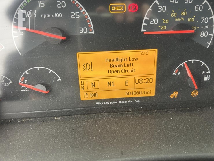 2015-volvo-vnl62t630-image-38