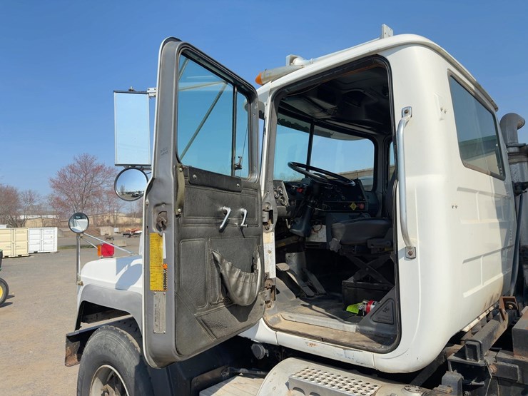 2001-mack-rd688s-image-28