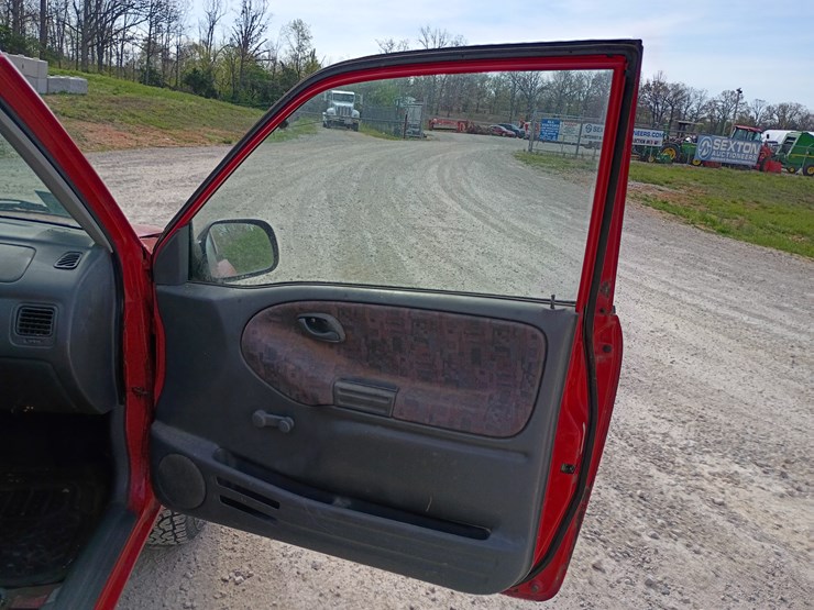 2000-chevrolet-tracker-image-37