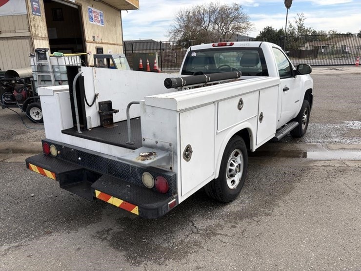 2011-chevrolet-2500-image-3