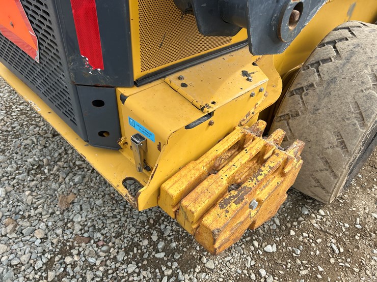 2020-deere-332g-image-29