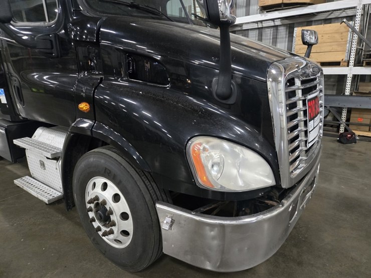 #2295-•-2016-freightliner-cascadia-day-cab-truck-tractor-image-11