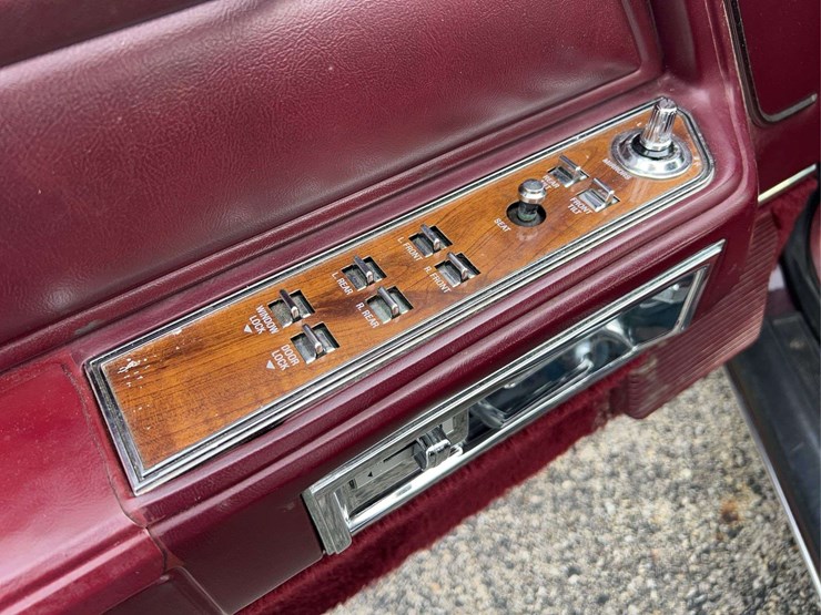 1989-lincoln-town-car-image-48