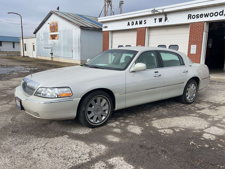 2005-lincoln-town-car-image-1