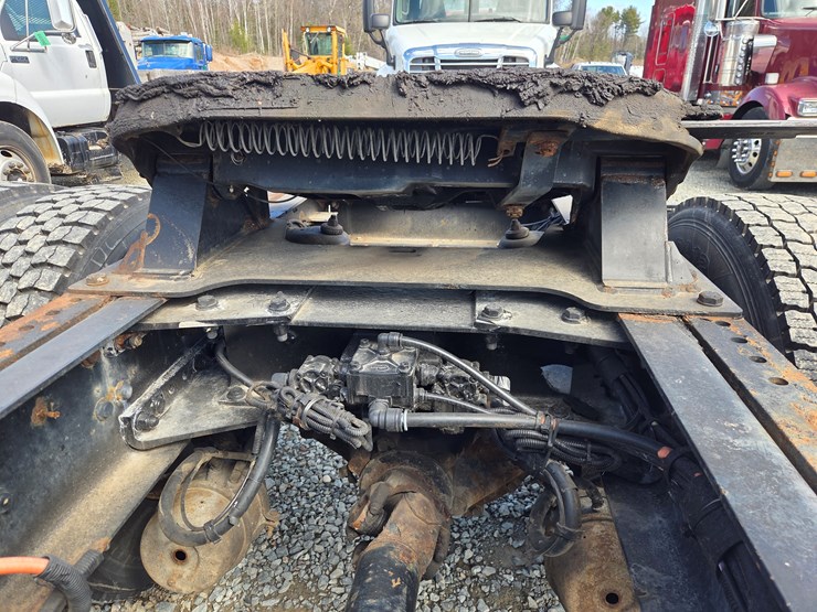 2013-peterbilt-337-image-24