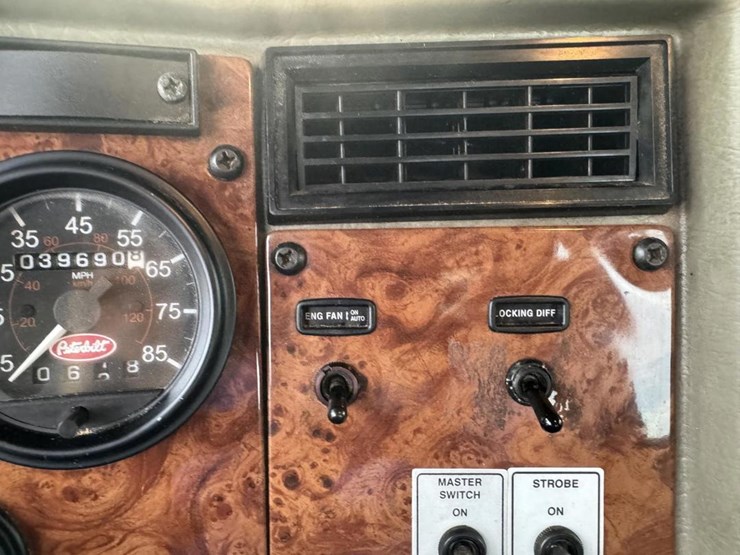 2003-peterbilt-330-image-59