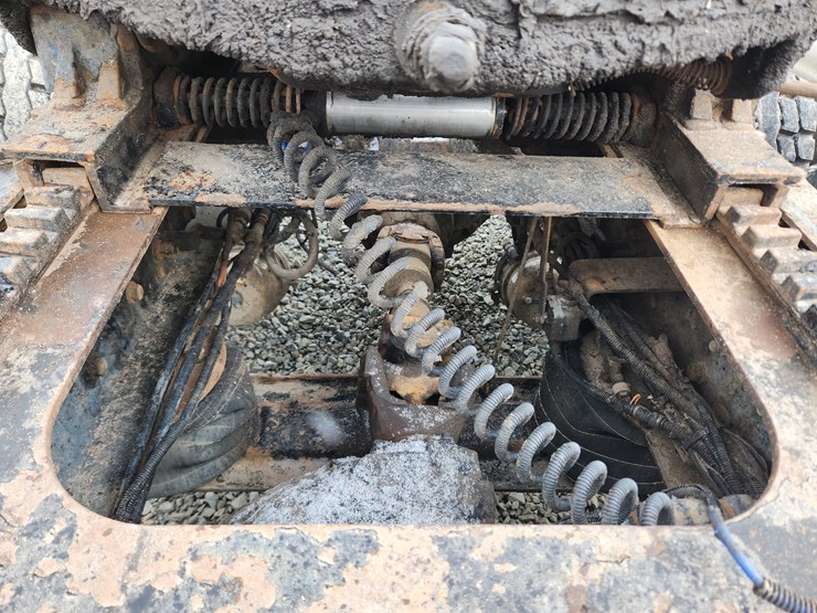 2014-massey-ferguson-8-image-26