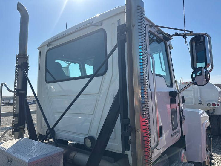 2014-massey-ferguson-8-image-51