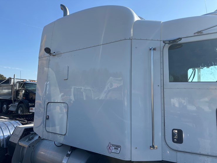 2013-peterbilt-365-image-13