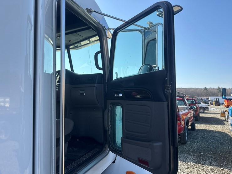 2013-peterbilt-365-image-29