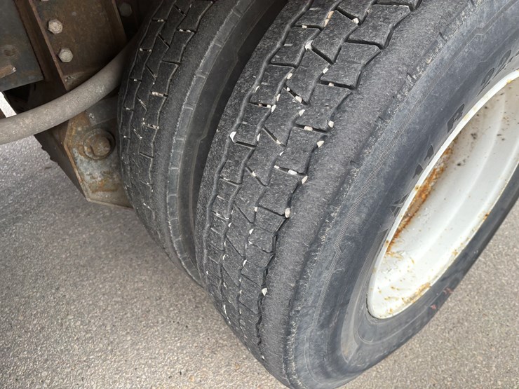 2005-gmc-t7500-image-108