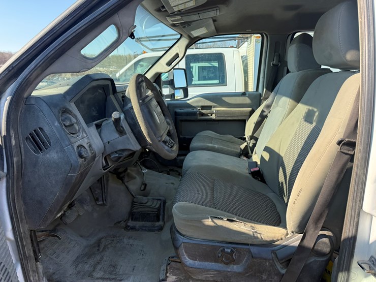 2012-ford-f550-xl-image-32