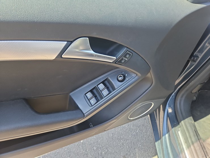 2011-audi-a5-quattro-2-door-convertible-image-16