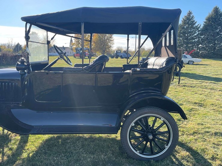 1917-model-t-touring-image-45
