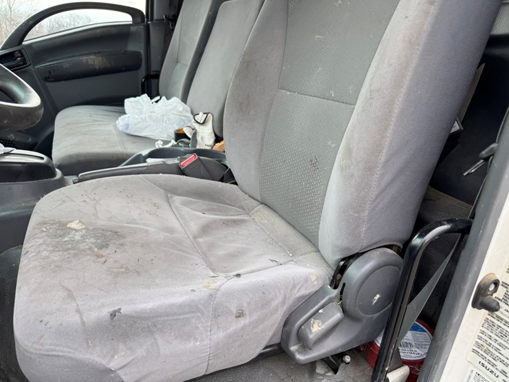 2019-isuzu-nrr-image-32