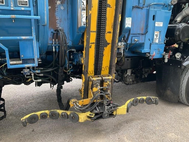 2018-peterbilt-520-image-11