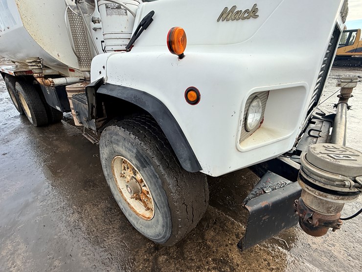 1988-mack-dm690s-image-39